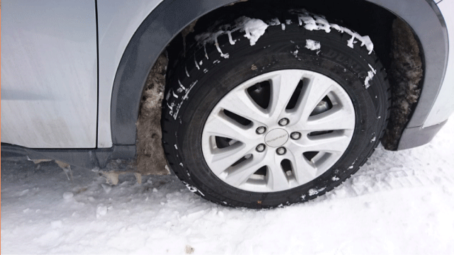 １.タイヤの周りの氷の除去